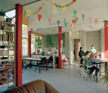 822618 Interieur van het nieuwe gebouwtje bij de speeltuin in Park Transwijk te Utrecht, met enkele spelende ...